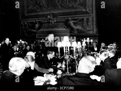 Dîner du conseil d'administration de l'Amirauté aux premiers ministres de l'Empire Mr. J.H. Curtin (premier ministre de l'Australie) s'exprimant lors du dîner. À sa droite se trouve Lord Cranborne, secrétaire d'État aux Affaires du Dominion. Le conseil d'administration de l'amirauté a donné un dîner dans le Cainted Hall du Royal College, Green qui, en l'honneur des premiers ministres de l'Australie. Canada, Afrique du Sud et Nouvelle-Zélande. Le premier seigneur de l'Amirauté, Mr. A.V. Alexander, occupait le fauteuil. 01 mai 1944. (Photo de British Official Photograph) Banque D'Images