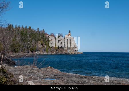 Le phare de Split Rock est vu au sommet d'une falaise surplombant le lac supérieur par un après-midi ensoleillé de printemps dans le Minnesota. Banque D'Images