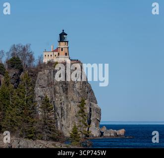 Phare de Split Rock et la falaise surplombant l'eau du lac supérieur lors d'un après-midi de printemps ensoleillé dans le Minnesota. Banque D'Images