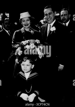 Olivia de Havilland Weds -- Olivia de Havilland, l'actrice après son mariage à la mairie du village français d'Yvoy-le-Marron le 2 avril, avec son Bridgroom, Pierre Galante, critique de cinéma français qu'elle a rencontré il y a deux ans au Festival de Cannes. En face est son fils d'un ancien mariage, Benjamin Briggs Goodrich âgé de 5 ans. 14 avril 1955. (Photo d'Associated Press photo). Banque D'Images