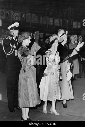 Les princesses, duc d'Édimbourg, disent « au revoir ».au roi et à la reine du Danemark.Un salut du duc d'Édimbourg, et des vagues de la princesse Elizabeth, la princesse Margaret, Et la princesse Patricia (à droite), comme ils disent « Au revoir » au roi Frederik et à la reine Ingrid du Danemark, alors qu'ils quittent la gare de Liverpool Street à Londres pour rentrer chez eux à la fin de leur visite d'État de quatre jours en Grande-Bretagne. 11 mai 1951. Banque D'Images