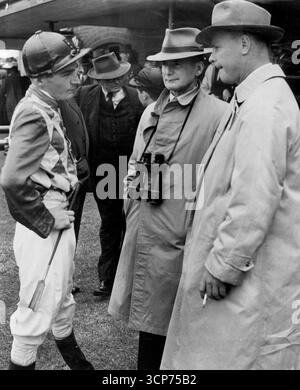 Les parieurs, qui avaient une journée torride à Fleming-ton, ont regardé en silence la lueur de tempête, un 20-1chance, est revenu à l'échelle après avoir remporté les premiers rois ford Highweight.double Entry (7-2, favori), qui a terminé troisième derrière Storm Glow et Magic Nib, a été la sixième fantaisie publique successive à échouer.Storm Glow a été apporté d'Adélaïde récemment par Jim Cummings, qui a formé Comic court tout au long de sa carrière.Storm Glow a pu terminer seulement 17e derrière ne Carol dans le Patrobas Welter à Caulfield samedi dernier et il n'y avait aucune incitation à le soutenir aujourd'hui.il a ouvert à 16-1, touché 25-1 et a commencé à 20-1. Banque D'Images