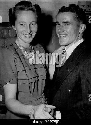 Un couple rapide : le champion australien de sprint Bill de Gruchy dansant avec l'olympienne et coureuse des Empire Games Shirley Strickland au de Grunch's 21e. Fête d'anniversaire en mai 1951. 18 juin 1951. Banque D'Images