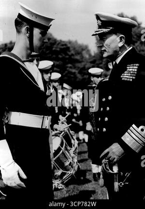 Le premier Seigneur de la mer prend Salute à Empire Day Parade of Young Sailors - l'amiral Cunningham a un mot avec le cadet Robert Taylor à l'inspection.First Sea Lord Sir John Cunningham a pris le salut le jour de l'Empire - à la plus grande parade de jeunes marins jamais vu à Londres. Plus de 5 000 cadets de la marine marchent à Hyde Park après avoir écouté un discours de l'amiral Cunningham, 30 groupes participent à la marche. 24 mai 1947. (Photo de Topical Press). Banque D'Images