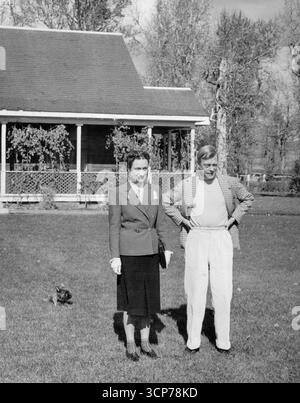 Les Windsors pour une diffusion.le duc et la duchesse de Windsor passent Des vacances dans leur Ranch près de Calgary, Alberta, Canada promenez-vous sur leurs terrains avec leurs fidèles.Terrier traînant derrière. 6 octobre 1941. (Photo par photo de presse associée). Banque D'Images