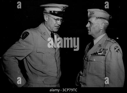 Arrivée au Japon -- Lieutenant Gen. John B. Coulter (à droite), ancien adjoint CG. La huitième armée américaine est accueillie par le brigadier général Bryan Milburn, chef d'état-major adjoint G-1, GHQ FEC, à son arrivée à Haneda Air base, Tokyo, Japon. 9 septembre 1951. (Photo du Cpl Robert J. Dangel, photo de l'armée américaine) Banque D'Images