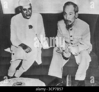 Nehru visite leader - Inde le premier ministre Jawaharlal Nehru, à gauche, rencontre le leader vietnamien formé à Moscou Ho- Chi- Minh à Hanoi, Indochine, dimanche, lors d'une escale sur le voyage aérien de Indian Statesman à Red China pour une visite de 10 jours. Nehru et Ho qui sont arrivés à Hanoi samedi après que ses forces ont repris le Nord Vietnam Caption aux Français, ont discuté de la souveraineté des petits États indochinois du Laos et du Cambodge. 20 octobre 1954. (Photo de AP Wirephoto). Banque D'Images