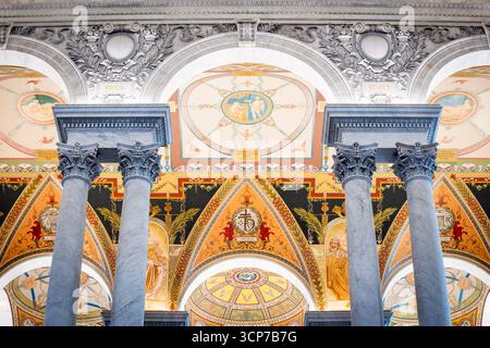Jefferson Building Library of Congress Great Hall Columns Washington DC // WASHINGTON DC — le Grand Hall de la Bibliothèque du Congrès est orné de colonnes ornées et de décorations complexes au plafond. Ces éléments décoratifs présentent des motifs classiques, des figures mythologiques et des inscriptions, reflétant l'architecture Beaux-Arts du bâtiment. La Bibliothèque du Congrès, créée en 1800, est le bras de recherche du Congrès américain et la plus grande bibliothèque au monde. Son bâtiment Jefferson, achevé en 1897, est réputé pour ses intérieurs somptueux et ses embellissements artistiques. La salle sert de ce Banque D'Images