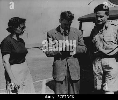 Traversez l'Atlantique en jeep amphibie Ben Carlin Australian Mining Engineer, et sa femme américaine Elinore arriva à Casablanca le 14 mars, après avoir traversé l'Atlantique depuis Halifax, Nouvelle-Écosse dans une jeep amphibie, ils quittèrent Halifax le 19 juillet 1950, et passèrent quelques mois aux Açores en route, ici Carlin (à droite) et sa femme discutant avec un journaliste suivant leur arrivée à Casaslanca, le 14 mars. 05 mai 1950. (Photo d'Associated Press photo). Banque D'Images