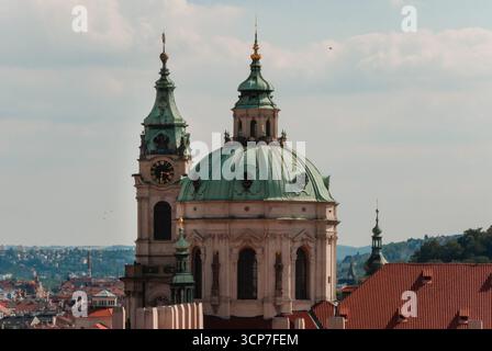 Prague, Czech - 22 août 2013 - le dôme de l'église nicholas et la tour de l'horloge dans la ligne d'horizon de prague sous le ciel bleu. Banque D'Images