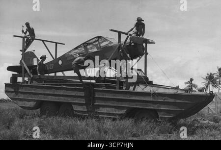 « Jeeps volantes » - quelques heures après avoir atteint la tête de plage de Labuan à bord de la coopérative de l'armée « canards ». Des avions anglais austères, de petite taille, furent assemblés et aéroportés, repérant les canons de marine et les bombardiers alliés, et rendant compte des progrès des troupes d'assaut. 27 novembre 1945. (Photo de la photographie officielle australienne). Banque D'Images