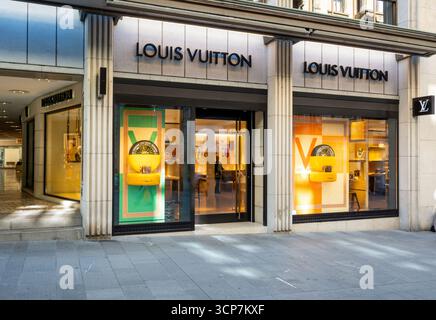 Bâle, Suisse - 02 septembre 2025 : vue de la boutique Louis Vuitton sur Freie Strasse, Bâle, Suisse Banque D'Images