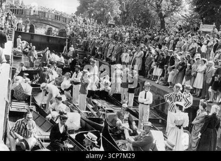 « Festival of Britain » sur la rivière ThamesBoats et punts avec des occupants vêtus des costumes de l'époque victorienne, attendant de passer à travers le look de Boulter, regardé par une foule énorme sur la rive de la rivière, pendant le concours. Un spectacle fluvial dans lequel de nombreux visiteurs apparaissaient en costumes anciens attirait de grandes foules vers les cours supérieurs de la Tamise à Maidenhead. 18 juin 1951. (Photo de Sports & General Press Agency Limited). Banque D'Images