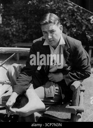 Voici Cowdrey's Answers to the Critics -- The Toe - qui a apporté la décharge du cricketeur Colin Cowdrey après un mois dans la Royal Air Force, et a également apporté une tempête de critiques, de questions à la Chambre des communes, et une foule de lettres anonymes à son malheureux propriétaire. Cowdrey, photographié aujourd'hui (samedi) à Tunbridge Wells, Kent, où jouer pour Kent contre Northamptonshire, a montré l'orteil a fait partie de sa réponse à ses critiques. 18 juin 1955. (Photo de Reuterphoto). Banque D'Images