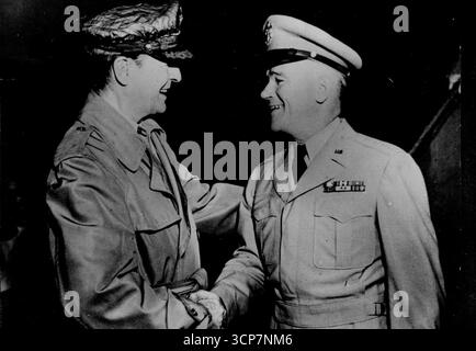 Chef d'état-major américain en Corée -- le général MacArthur (à gauche) salue le général Lawton Collins, chef d'état-major américain, à l'occasion de sa récente visite en Corée pour une série de discussions sur la crise. 08 décembre 1950. (Photo de Sport & General Press Agency Limited) Banque D'Images