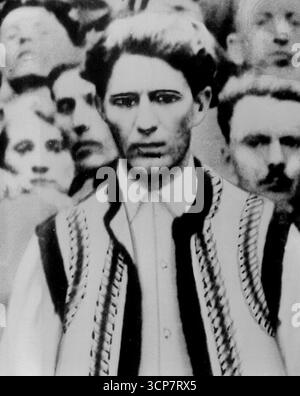 Le leader fasciste roumain ArrestedUn complot fasciste pour marcher sur Bucarest et renverser le gouvernement du roi Carol, a été brisé avec l'arrestation de Corneliu Codreanu, photographié. Codreanu, qui a organisé le parti semi-militaire pro-nazi. C'était le chef du soi-disant parti de la Garde de fer. Le parti Iron Guard a été déclaré illégal et aboli avec toutes les autres organisations politiques par décret royal en février dernier. Son organisation avait fréquemment ciblé Magoa Lupescu, favori sémitique du roi Carol pour de vives critiques. en plus d'arrêter les dirigeants du complot, les responsables ont annoncé que d'énormes quantités Banque D'Images