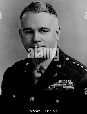 Général J. Lawton Collins, chef d'état-major de l'armée des États-Unis. 03 mai 1955.(photo par United States information Service) Banque D'Images