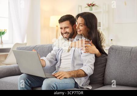 Heureux couple appréciant le divertissement en ligne ensemble à la maison Banque D'Images