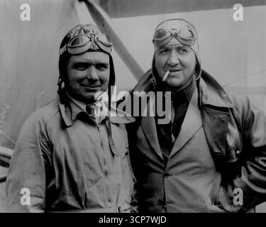 Les Flyers français au-dessus de la Nouvelle-ÉcosséAtlantic ont volé à nouveau - L'Atlantique a été volé de nouveau d'est en ouest par les deux aviateurs français Rossi et Codos qui tentent de mieux leur propre record de vol longue distance sans escale. Ils sont maintenant au-dessus de la Nouvelle-Écosse et vont bien par beau temps.Rossi et Codos les deux dépliants français qui ont volé dans l'Atlantique et continuent vers la Californie. 28 mai 1934. (Photo Keystone) Banque D'Images