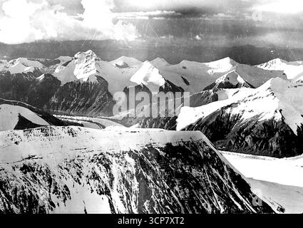 Mont Everst Expedition 1938 -- formant une vue panoramique du Camp 5 (25 700ft) regardant N.E. Notez le glacier Rongbuk est avec les pics de glace ci-dessous. L'épaule la plus proche fait partie du pic du Nord. 15 août 1938. Banque D'Images