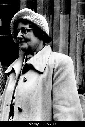 Elle a parlé à Christie au-dessus du mur du jardin - l'un des témoins qui a témoigné hier. Elle est MRS Rosina Swan. Elle a expliqué comment elle avait eu deux conversations avec Christie, dont l'une au-dessus du mur du jardin. Christie aurait dit dans ces textes que sa femme était allée à Sheffield et aurait produit un télégramme, disant ostensiblement à Sheffield. Plus tard dans son témoignage, MRS Swan a déclaré que le Noël semblait être très heureux ensemble. Le procès de John Reginald Christie, accusé du meurtre de sa femme, en est maintenant à sa deuxième journée au Old Bailey, à Londres. 23 juin 1953. (Photo de P. Banque D'Images