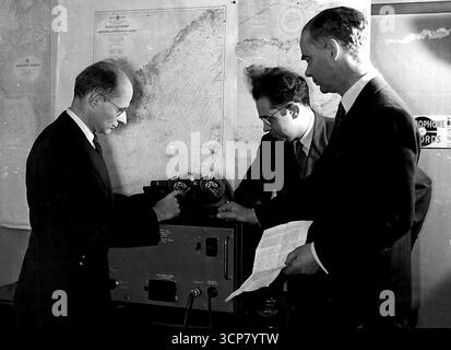La Grande-Bretagne donne à World Simplified navigation -- les inventeurs, H. F. Schwarz et W. J. O'Brion discutent du modèle de navire du navigateur avec M. E. R. Lewis, directeur de la compagnie. Un nouveau système de navigation développé par une firme britannique et utilisé pour la première fois pour les débarquements d'invasion de l'Armée de libération britannique le jour J sur les côtes de Normandie ***** être remis au temps de paix utilise. Ses utilisations dans les chalutiers de ligne, les yachts privés et les avions privés rendront les voyages maritimes et aériens plus rapides et plus sûrs. Ce nouveau navigateur dont les brevets mondiaux sont détenus par la Grande-Bretagne n'emploie pas Banque D'Images