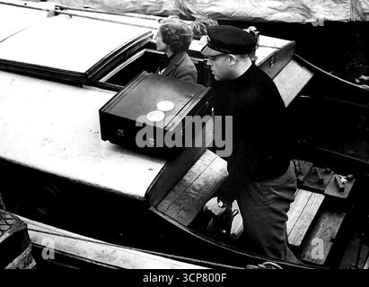 La Grande-Bretagne donne World Simplified navigation - navigation directe au moyen de l'instrument portuaire. Un nouveau système de navigation développé par une entreprise britannique et utilisé pour la première fois pour les débarquements d'invasion de l'Armée britannique de libération le jour J sur les côtes de Normandie est maintenant en temps de paix. Son utilisation dans les paquebots, les chalutiers et les yachts privés et les avions privés rendra les voyages maritimes et aériens plus rapides et plus sûrs. Ce nouveau navigateur dont les brevets mondiaux sont détenus par la Grande-Bretagne n'emploie pas la technique radar. La première chaîne de stations émettrices établira un modèle radio fixe Banque D'Images