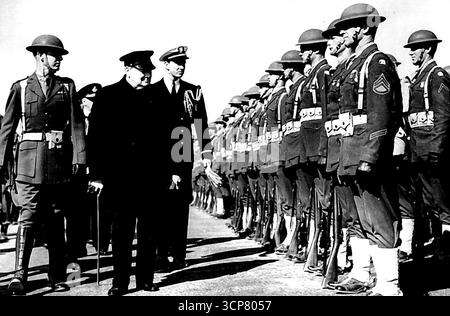 Visite de M. Churchill en Islande -- le premier ministre inspecte les marines américaines. Au cours du voyage de retour de sa réunion historique au milieu de l'Atlantique avec le Président Roosevelt, M. Churchill s'est rendu en Islande à Reykjavik, où il a reçu un Bienvenue. enthousiaste S'adressant à la foule des Islandais, le Premier ministre leur a dit que la Grande-Bretagne et les Américains défendraient l'Islande et qu'après la guerre, ils assuraient son indépendance. 25 août 1941. (Photo par British Official Photograph). Banque D'Images