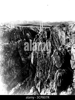 Enjambant la « Grande fracture »-- le nouveau pont suspendu pour automobiles à travers la gorge royale de la rivière Arkansas, près de Canon City, Colo., qui est le plus haut pont de son genre dans le monde, enjambant le gouffre 1 053 pieds au-dessus de la rivière. - La travée principale mesure 880 pieds de longueur. 03 février 1930. (Photo de Wide World photos). Banque D'Images