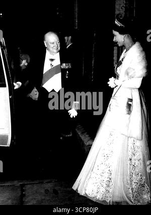 Sir Winston, en robe de court, maintient ouverte la porte de la voiture de la Reine comme elle part N°10 après la fête du dîner. Sir Winston et Lady Churchill ont reçu le dîner de la Reine et du duc d'Édimbourg hier soir, à la rue Downing no 10, de grandes foules ont attendu dans la rue Downing pour observer les quêtes royales arriver. Sir Winston, en robe de cour, et Lady Churchill, attendaient à l'extérieur du No 10 pour saluer la Reine et le duc d'Édimbourg. Le dîner avait été officiellement décrit comme "une affaire privée" mais il y avait peu de doute que c'était l'adieu de Sir Winston comme premier ministre de sa Majesté. 05 avril 1955. Banque D'Images
