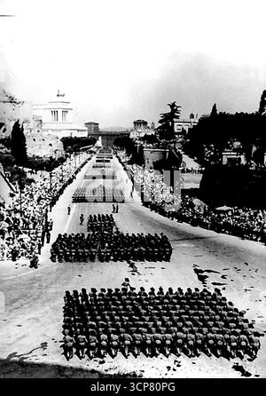 Célébration de la République en Italie. Infanterie italienne dix-huit en haut dans la Parade. Un élément des célébrations de l'Italie commémorant la fondation de la République a été un grand défilé militaire dans les rues de Rome. 06 juin 1955. (Photo de Sport & General Press Agency Limited). Banque D'Images