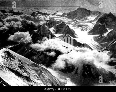 Le point le plus élevé du monde où les photographes ont jamais été pris (l'expédition Mount Everest : Service "The Times") Un panorama des autres montagnes du groupe Everest pris par M. Somervell à partir du même point sur le mont Everest que la photo n° 73 - à une hauteur de 28 000 pieds au-dessus du niveau de la mer. Au sujet de la vue de son point de vue, M. Somerwell a écrit: «Autour de nous avons vu une mer parfaite de pics fins, tous les géants parmi les montagnes, tous comme des nains en dessous de nous. En effet, cette vision était indescriptible, et on semblait tout simplement être au-dessus de tout dans le monde ». 22 août 1924. Banque D'Images