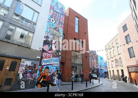 Dublin, Irlande - 24 septembre 2025 - murale sur le thème de la NFL promouvant le tourisme en Pennsylvanie, à Temple Bar, Dublin spectacle de la ville de Dublin qui enveloppe la construction jusqu'au match de 2025 de la NFL Dublin à Croke Park entre les Vikings du Minnesota et les Steelers de Pittsburgh Banque D'Images