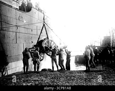 Les troupes portugaises en France aident les Hun -- bien que l'armée portugaise ne soit rien à dire, chaque petit peu aide dans la bonne canse. Des soldats portugais sont ici vus décharger leur artillerie de l'un de leurs transports dans un port français célèbre. 10 juillet. 1918. Banque D'Images