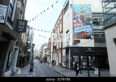Dublin, Irlande - 24 septembre 2025 - murale sur le thème de la NFL promouvant le tourisme en Pennsylvanie, à Temple Bar, Dublin spectacle de la ville de Dublin qui enveloppe la construction jusqu'au match de 2025 de la NFL Dublin à Croke Park entre les Vikings du Minnesota et les Steelers de Pittsburgh Banque D'Images
