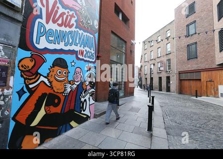 Dublin, Irlande - 24 septembre 2025 - murale sur le thème de la NFL promouvant le tourisme en Pennsylvanie, à Temple Bar, Dublin spectacle de la ville de Dublin qui enveloppe la construction jusqu'au match de 2025 de la NFL Dublin à Croke Park entre les Vikings du Minnesota et les Steelers de Pittsburgh Banque D'Images
