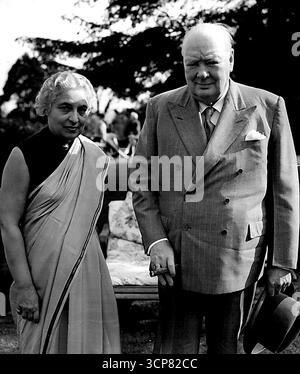 Mme Pandit à Chartwell: Thé avec Sir Winston - Mme Pandit avec Sir Winston Churchill à Chartwell. Mme Vijaya Lakshmi Pandit, sœur du premier ministre indien Jawaharlal Nehru et présidente de l'Assemblée générale des Nations Unies, a pris le thé avec Sir Winston et Lady Churchill dans leur maison de Chartwell (Kent), dimanche. Mme Pandit est arrivée à Londres lundi dernier pour une semaine d'Assemblée officielle. Ses engagements ont inclus un auditoire avec la Reine. 11 juillet 1954. (Photo de Reuterphoto). Banque D'Images