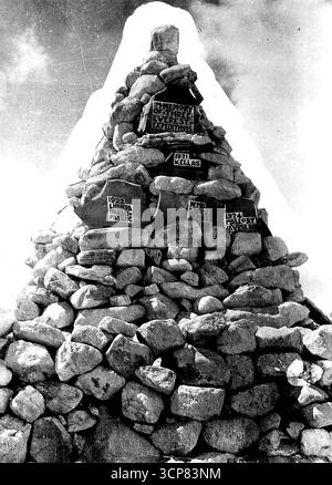 L'expédition du Mont Everest : le service « The Times » -- le Cairn du Mémorial. À la fin de l'expédition, un cairn a été construit au camp de base à la mémoire des treize hommes que Everest a revendiqués dans les trois expéditions. 15 août 1924. Banque D'Images