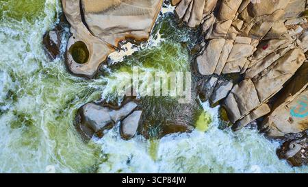 Cascades aériennes turbulentes de la rivière et paysage rocheux de haut en bas Banque D'Images