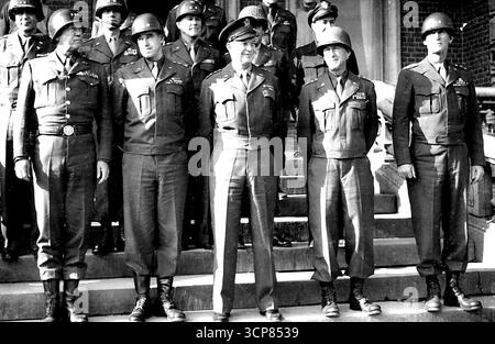 Général américain dans l'offensive Knock-out : le commandant suprême avec ses généraux américains qui dirigent l'assaut sur l'Allemagne. De gauche à droite : Lieutenant Gen. George Patton, commandant de la 3e armée des États-Unis Lt. Gen. P.D. Omar Bradley, commandant du 12e groupe d'armées des États-Unis, Gen. Dwight Eisenhower, commandant suprême, Lieutenant Gen. Courtney Hodges, commandant de la 1re armée des États-Unis, et Lieutenant Gen. William Hood Simpson, commandant de la 9e armée des États-Unis, rangée arrière : Maj. Gen. William B. Keen, Chef d'état-major de la 1Gen. Charles Harrison Corlett, commandant du 19e corps, première armée : Maj Gen. J. Laughton Collins, commandant du 7e corps, Fir Banque D'Images