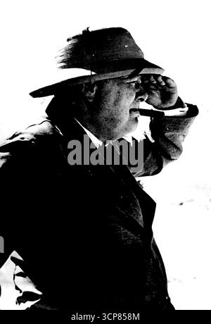 La visite du premier ministre au Moyen-Orient M. Churchill dans le désert occidental: M. Churchill en visite à Alamein. Au cours de son séjour au Moyen-Orient, M. Churchill a effectué une visite dans la région d'Alamein. Le Premier ministre rencontre la Brigade et les commandants divisionnaires, visite d'un site d'armes à feu et inspection du personnel des divisions australienne et sud-africaine. 20 août 1942. (Photo par British Official Photograph). Banque D'Images