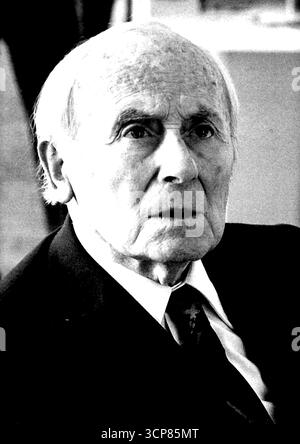 Joan Miro, l'éminent ***** Artiste, né à Barcelone, avril 1893, éduqué à Barcelone, avril 1893, éduqué à Barcelone Académie des beaux-arts, en dehors de la peinture, il a exécuté des céramiques, sculptures, ***** Et des lithographies, et a eu de nombreuses expositions partout dans le monde il partage maintenant son temps entre Paris et Palma. 3 janvier 1955. (Photo de Julien Quideau, Camera Press). Banque D'Images