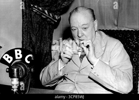 M. Churchill diffuse -- le premier ministre Winston Churchill de Grande-Bretagne devant le microphone de la maison blanche, quand il a diffusé le 14 mai. 14 mai 1943. (Photo de Washington Bureau-Acme News Pictures). Banque D'Images
