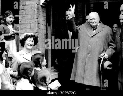 Tournée électorale de la veille de Churchill -- Sir Winston Churchill donne son V-sign familier alors qu'il quitte les salles du comité du parti conservateur pour une tournée électorale de la circonscription de caché, Woodford Essex, aujourd'hui 25 mai. 3 juin 1955. (Photo par photo de presse associée). Banque D'Images