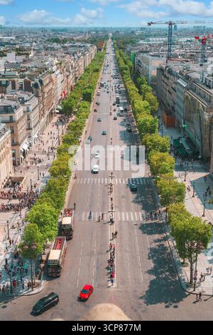 Photographie aérienne haute résolution de Paris, France, prise depuis l'Arc de Triomphe. Vue aérienne de Paris un après-midi d'été. Banque D'Images