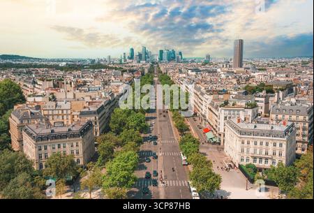 Photographie aérienne haute résolution de Paris, France, prise depuis l'Arc de Triomphe. Vue aérienne de Paris un après-midi d'été. Banque D'Images
