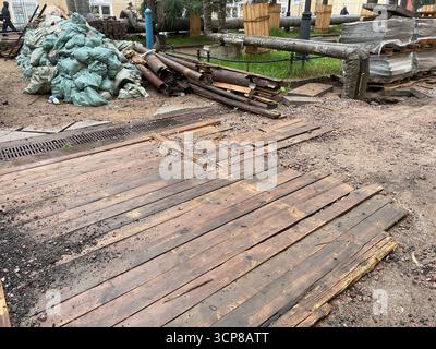Un chantier de construction rempli de planches de bois et de divers matériaux de ferraille éparpillés Banque D'Images