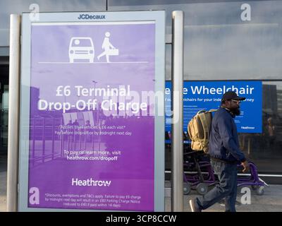Londres Heathrow, Royaume-Uni – 24 septembre 2025 : affiche publicitaire frais de dépôt de 6 £ au terminal au parking de l'aéroport de Heathrow à Londres. Les vols en provenance de l'aéroport de Londres Heathrow sont maintenant revenus à la normale après la récente attaque de logiciels ransome sur les logiciels de l'aéroport. Crédit : Glosszoom/Alamy Live News. Banque D'Images