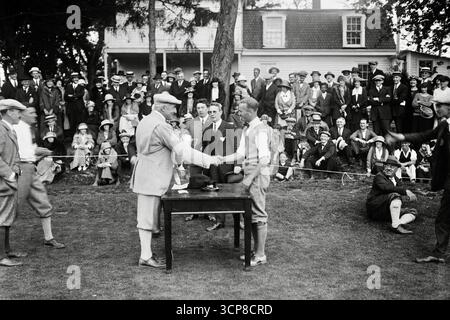 Warren G. Harding, 29e président des États-Unis félicitant le vainqueur du tournoi du Washington Newspaper Golf Club Charles B. Shaeffer 23 mai 1923. Banque D'Images