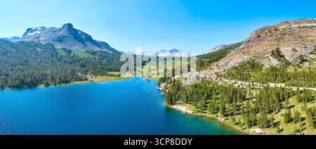 Panorama aérien immaculé des montagnes du lac avec forêt alpine et pics rocheux Banque D'Images